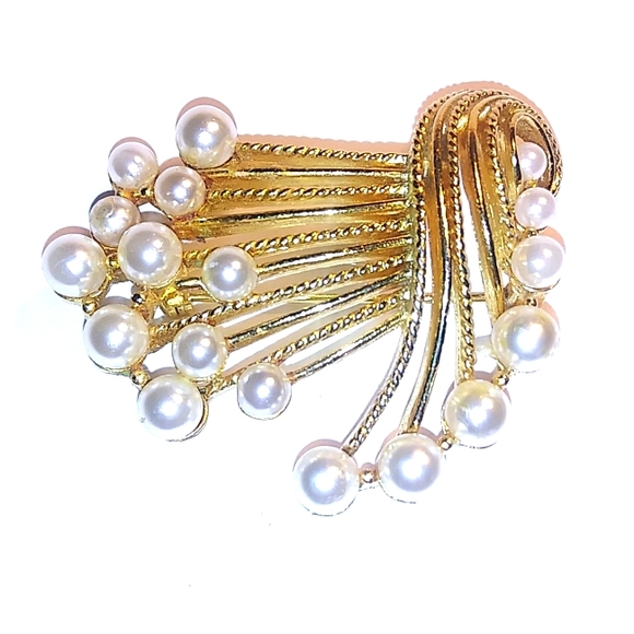 Lisner signed faux gold/pearl brooch - Picture 1 of 3